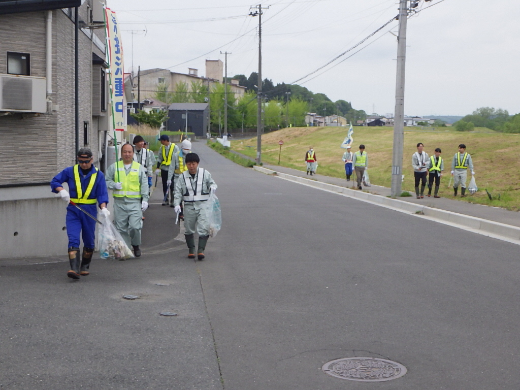 道路脇の草地のごみを拾う写真1