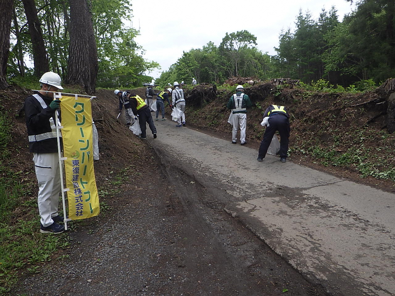 道路脇の草地のごみを拾う写真2