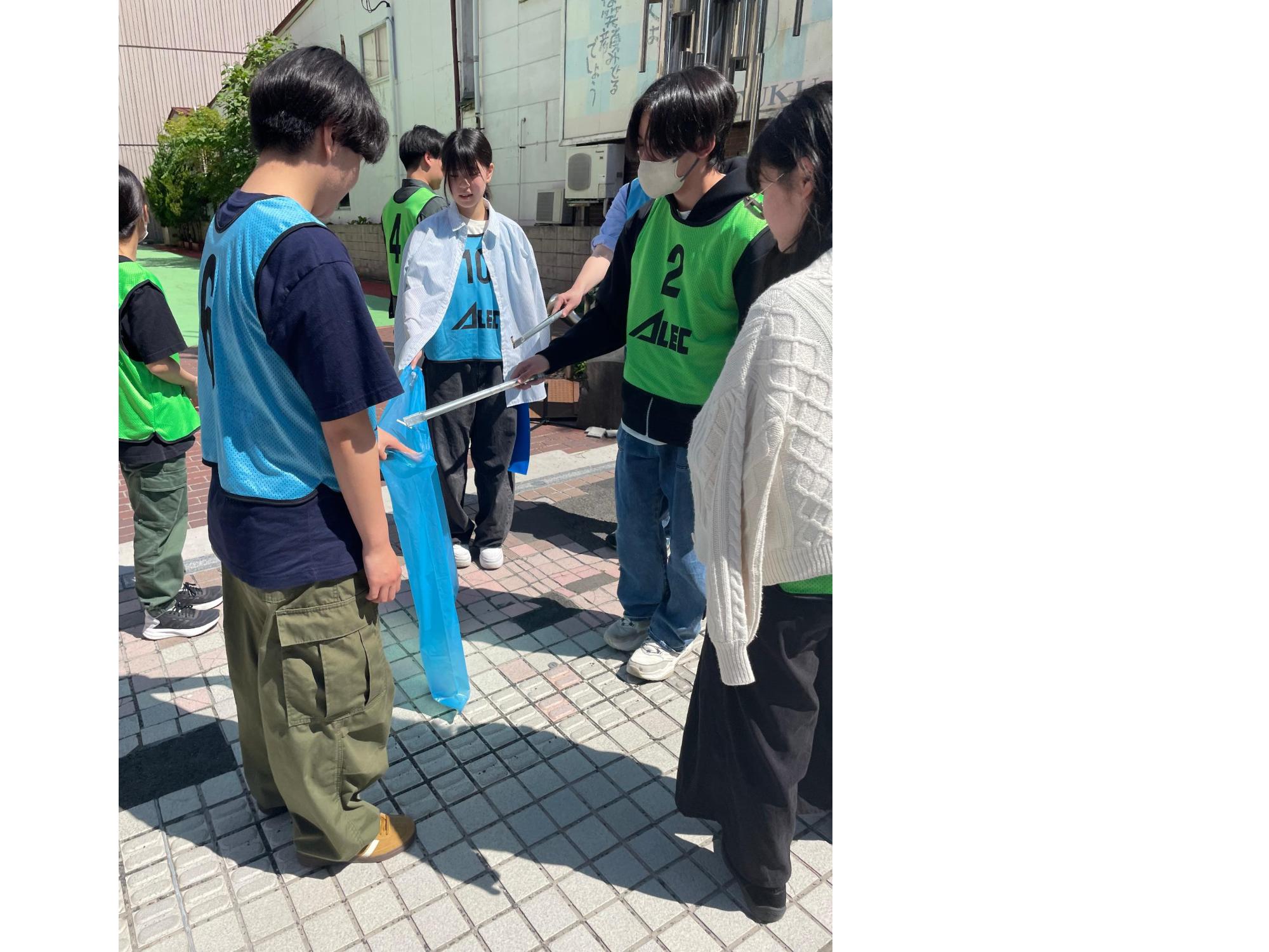道路脇の草地のごみを拾う写真1