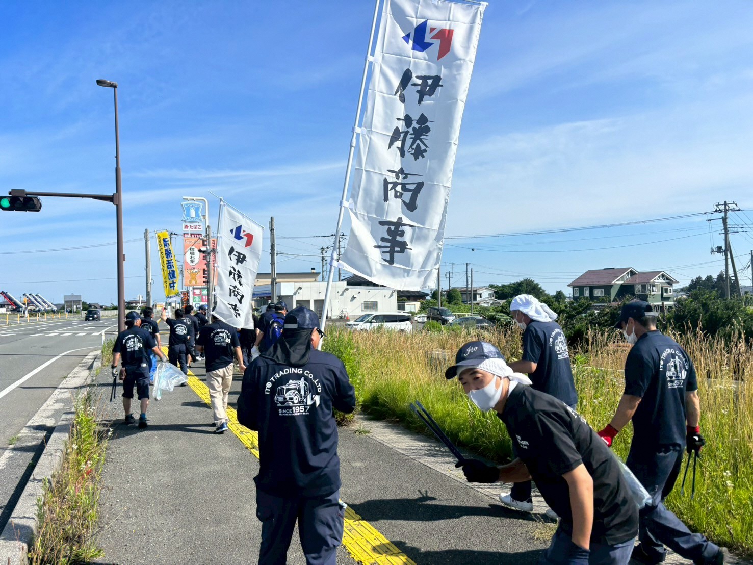 道路脇の草地のごみを拾う写真4