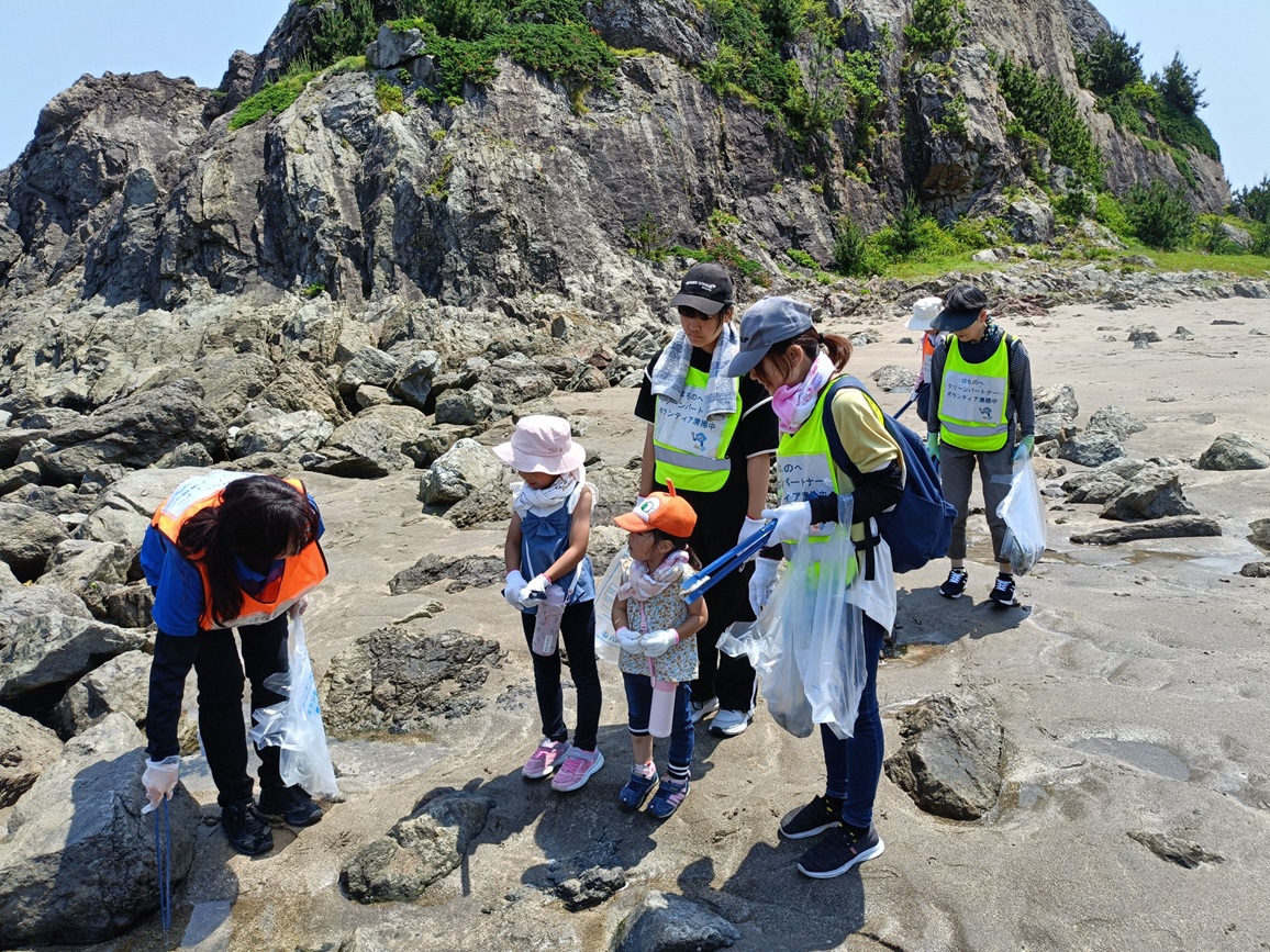 海岸のごみを拾う写真