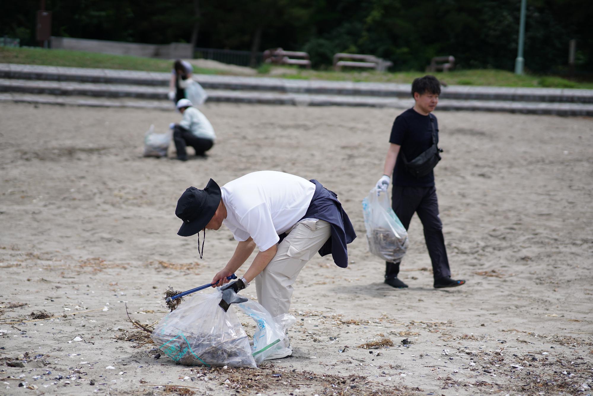 海岸のごみを拾う写真 1