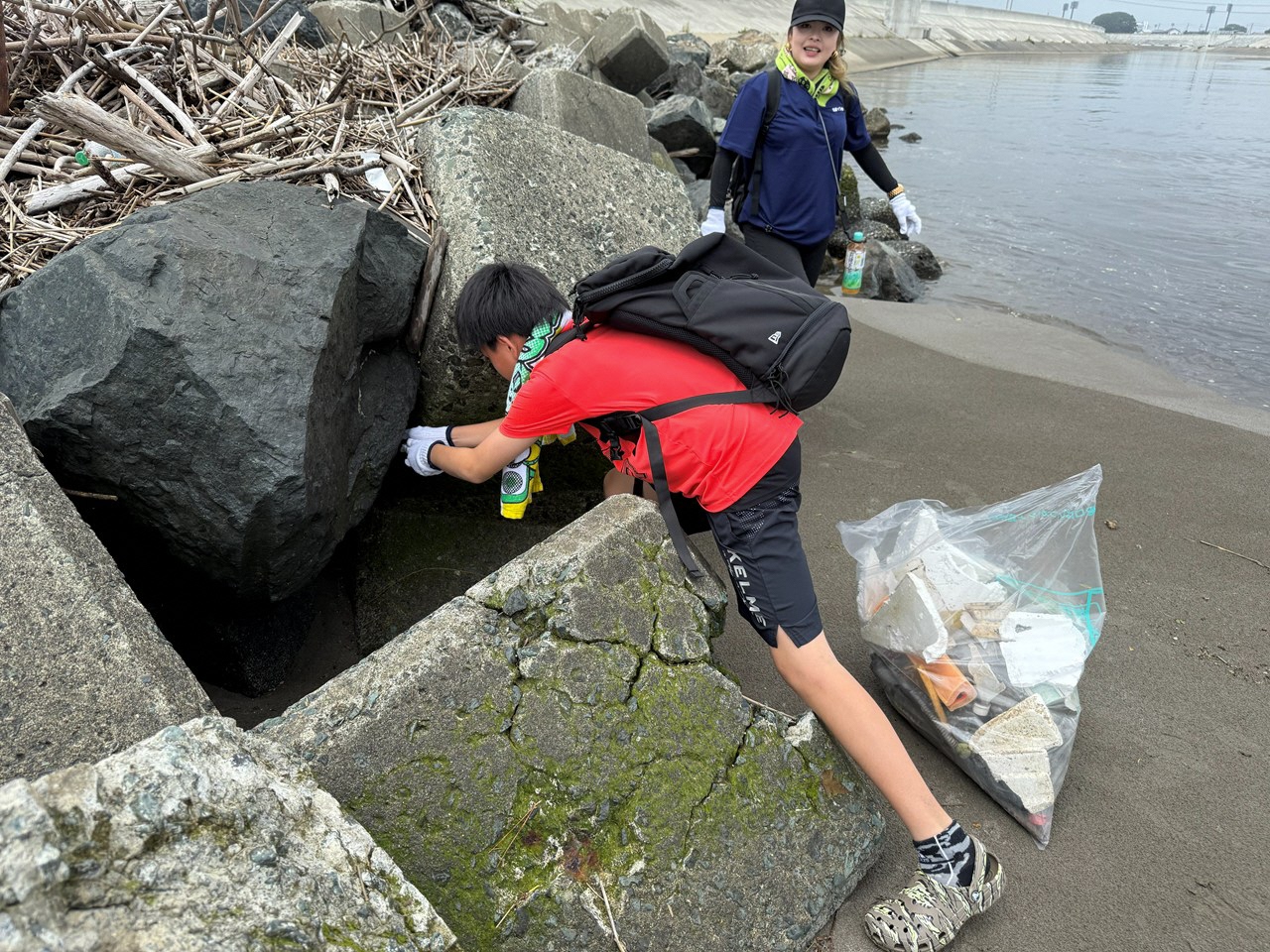 海岸のごみを拾う写真 1