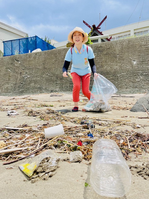 海岸のごみを拾う写真 2