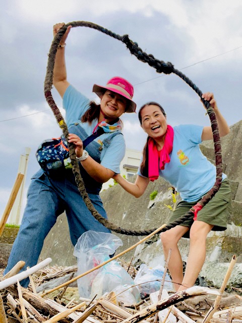 海岸のごみを拾う写真