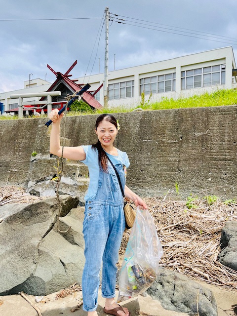 海岸のごみを拾う写真 1