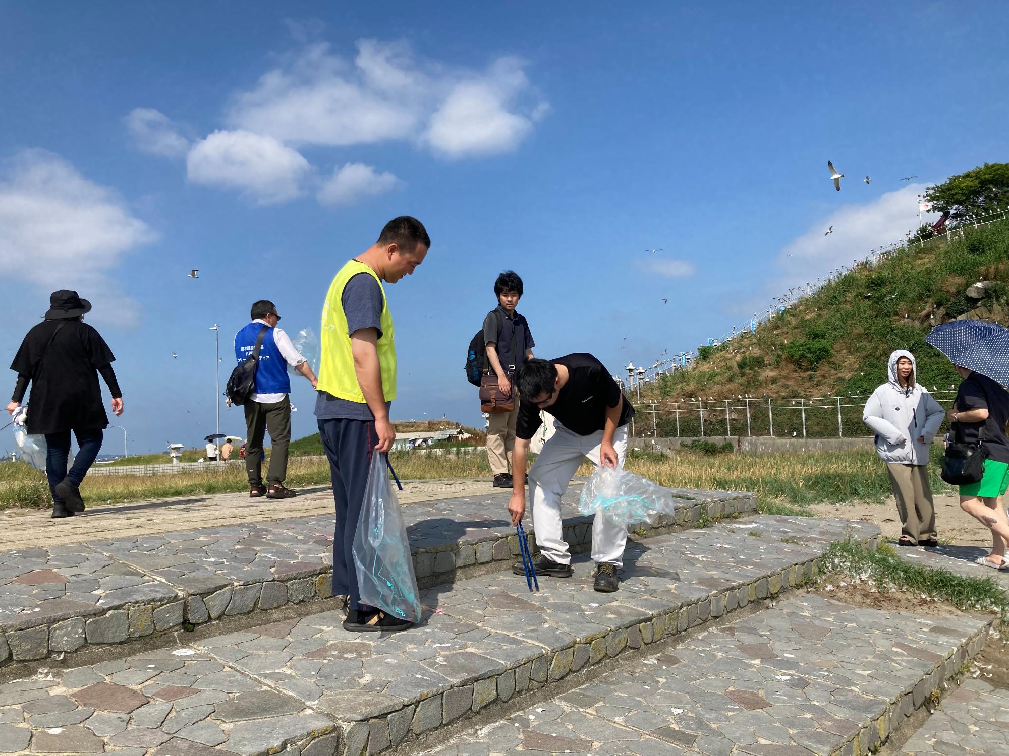 海岸のごみを拾う写真 1