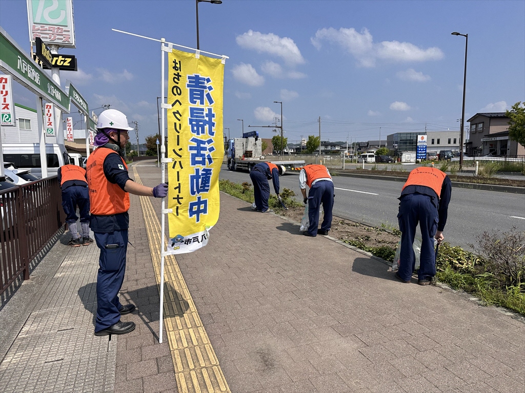 道路脇の草地のごみを拾う写3