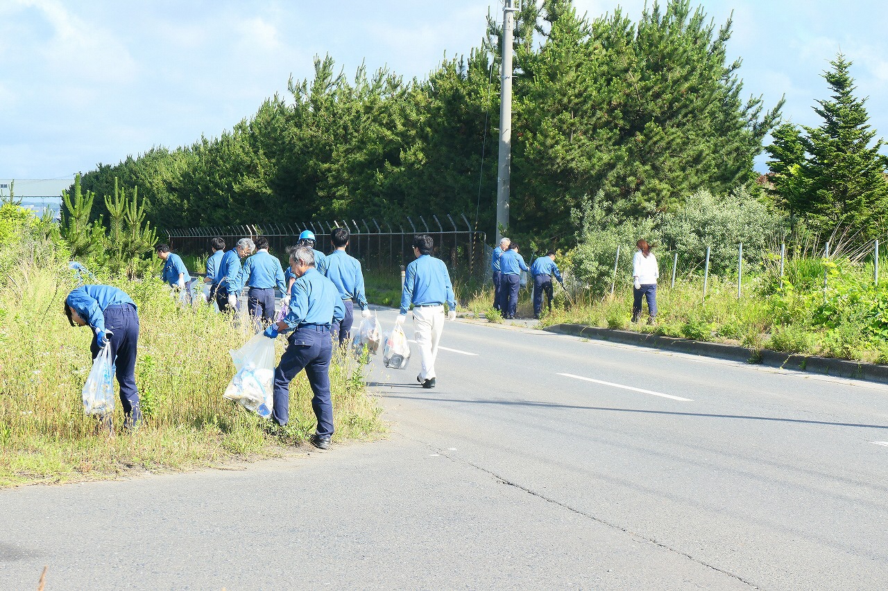 道路脇の草地のごみを拾う写真2