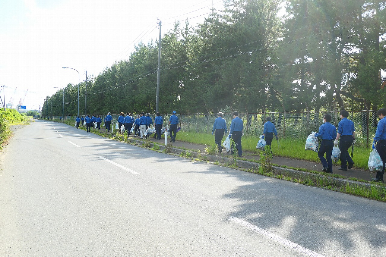 道路脇の草地のごみを拾う写真3