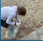 海岸のごみを拾う写真 1