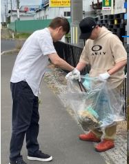 道路脇の草地のごみを拾う写真1