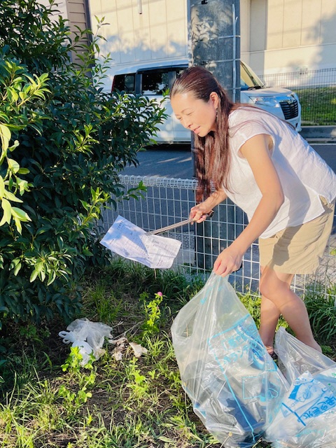 公園のごみを拾う写真 2