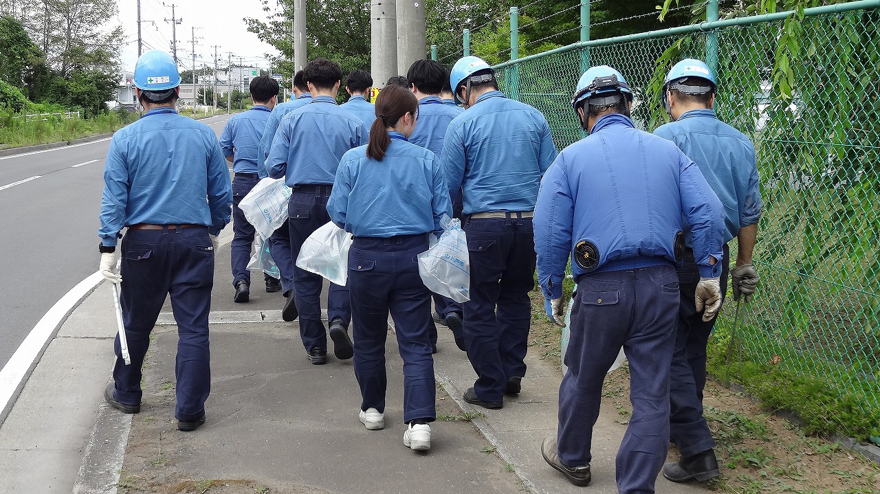道路脇の草地のごみを拾う写真2