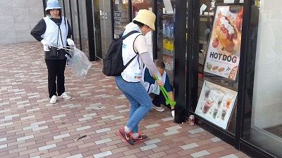 道路脇のごみを拾う写真 2