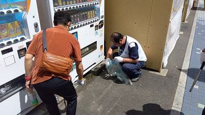 道路脇のごみを拾う写真 3