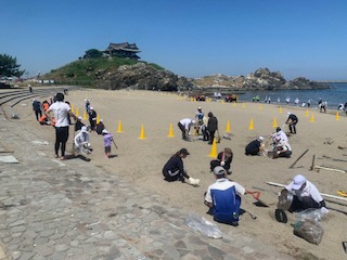 海岸のごみを拾う写真 1