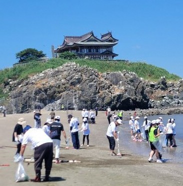 海岸のごみを拾う写真 2