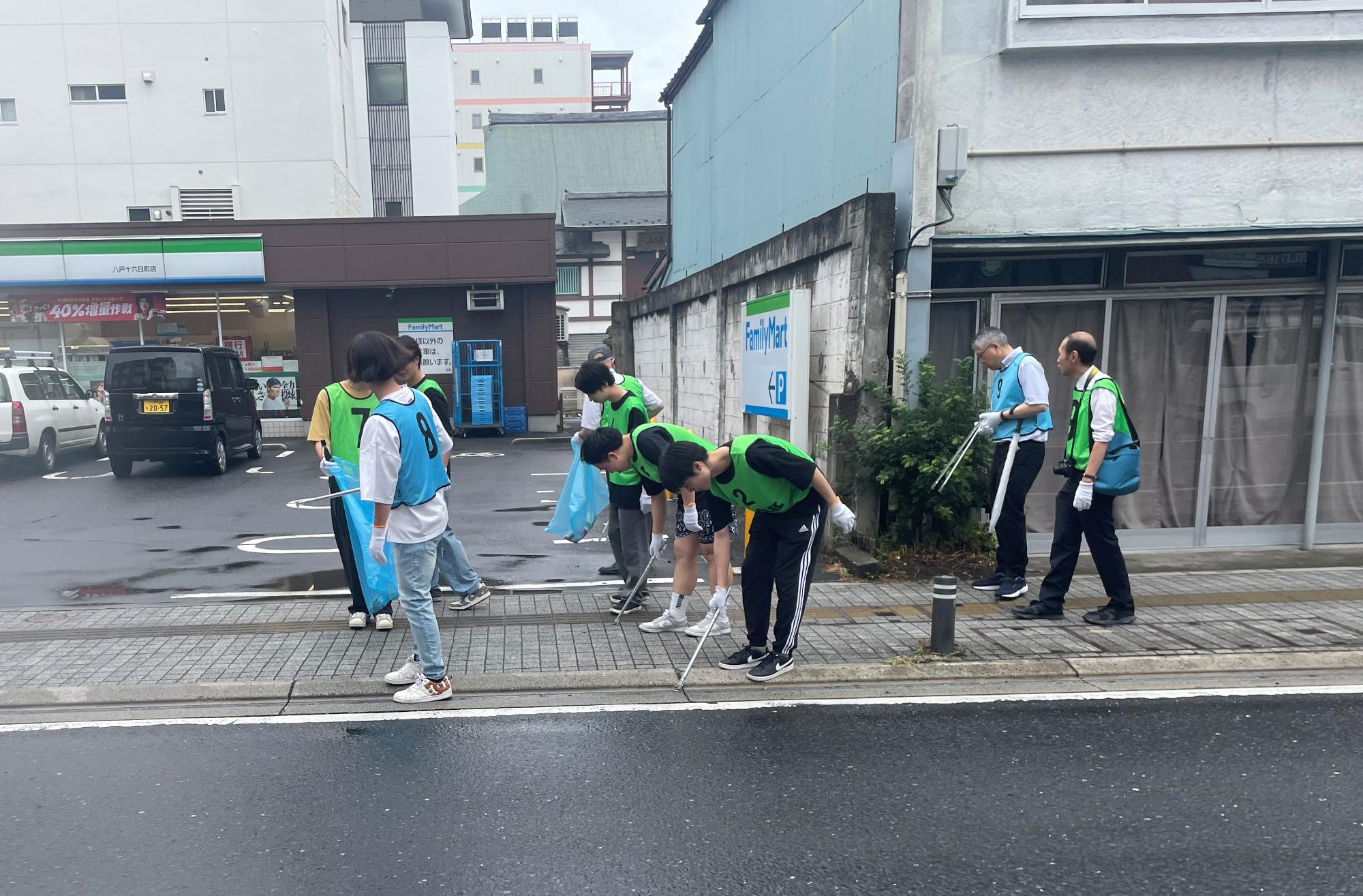 道路脇の草地のごみを拾う写真2