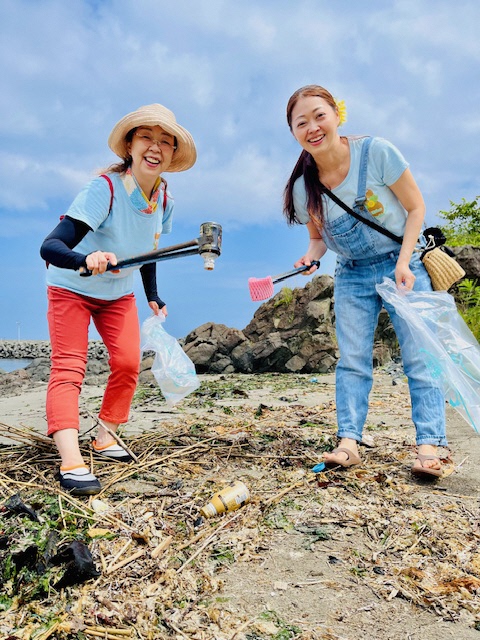 海岸のごみを拾う写真 1