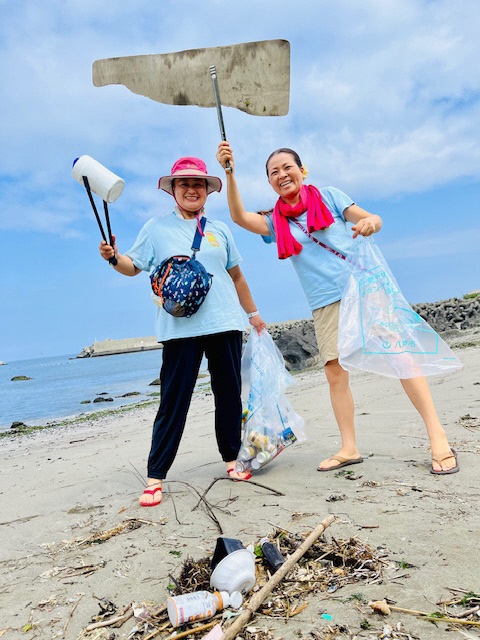 海岸のごみを拾う写真 2