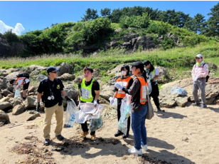 海岸のごみを拾う写真 1