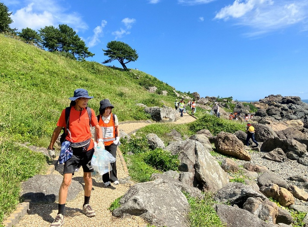 海岸のごみを拾う写真 3