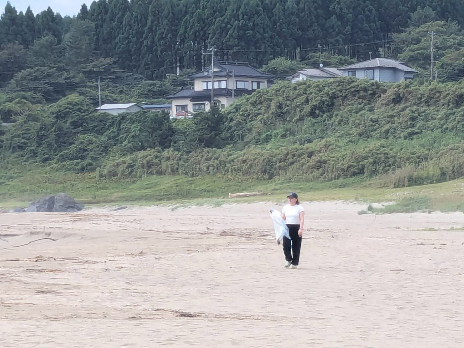 海岸のごみを拾う写真 1