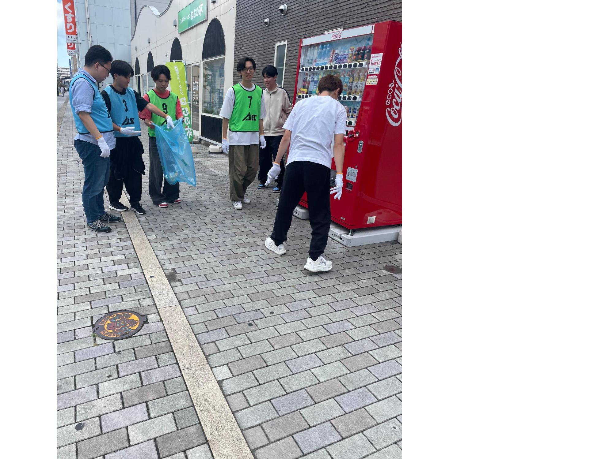 道路脇のごみを拾う写真2