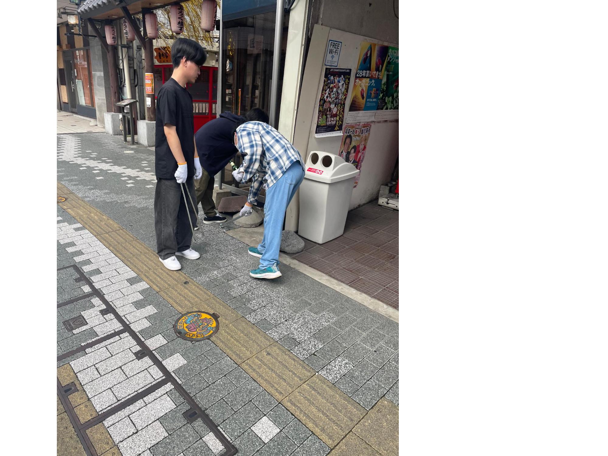 道路脇のごみを拾う写真3