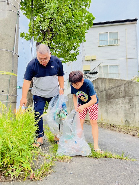 道路脇の草地のごみを拾う写真2