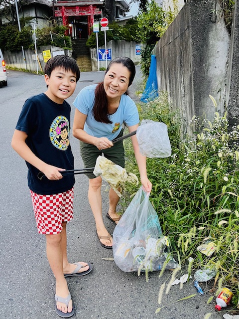 道路脇の草地のごみを拾う写真1