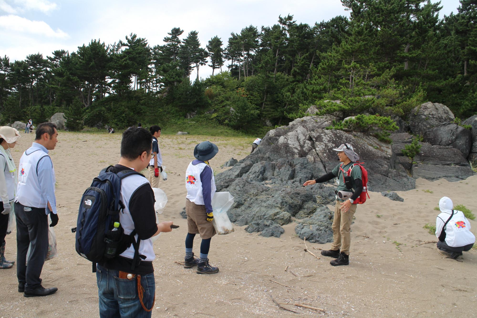 海岸のごみを拾う写真 2
