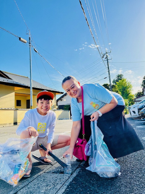 道路脇の草地のごみを拾う写真1