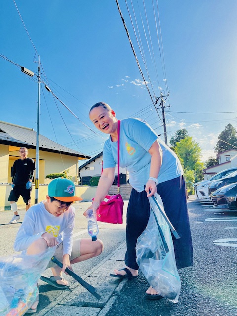 道路脇の草地のごみを拾う写真2