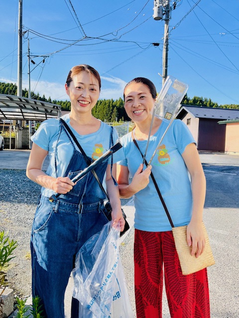道路脇の草地のごみを拾う写真3