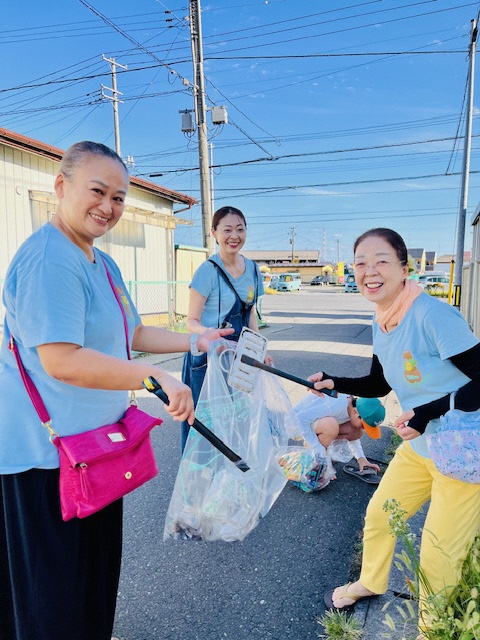 道路脇の草地のごみを拾う写真4