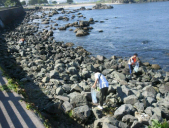 海岸のごみを拾う写真 2