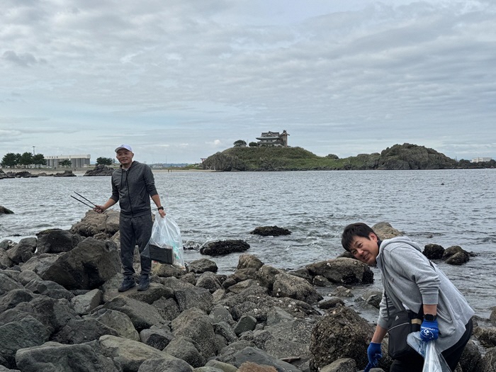 海岸のごみを拾う写真