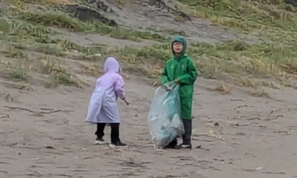 海岸のごみを拾う写真 3