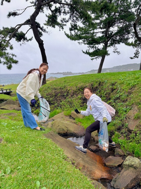 海岸のごみを拾う写真 1