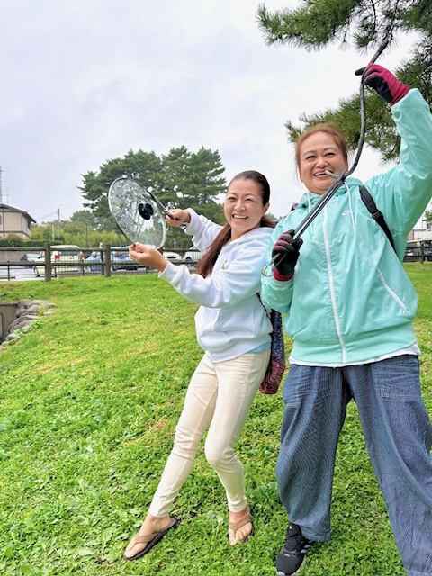 海岸のごみを拾う写真 2