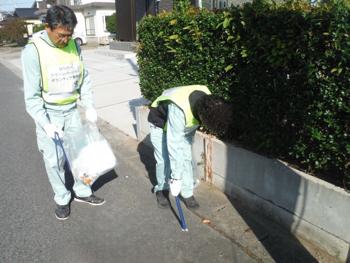 道路脇の草地のごみを拾う写真1