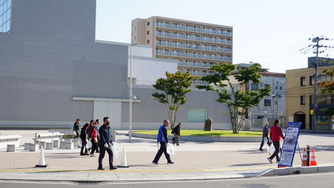 道路脇のごみを拾う写真