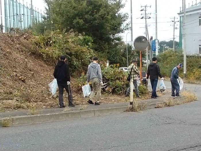 道路脇の草地のごみを拾う写真2
