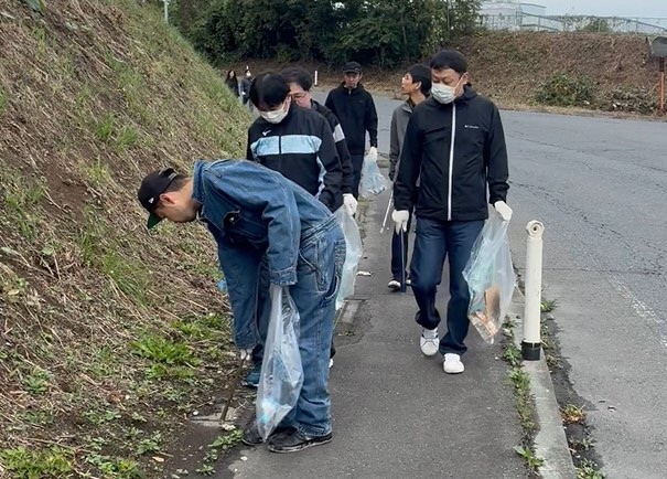 道路脇の草地のごみを拾う写真3