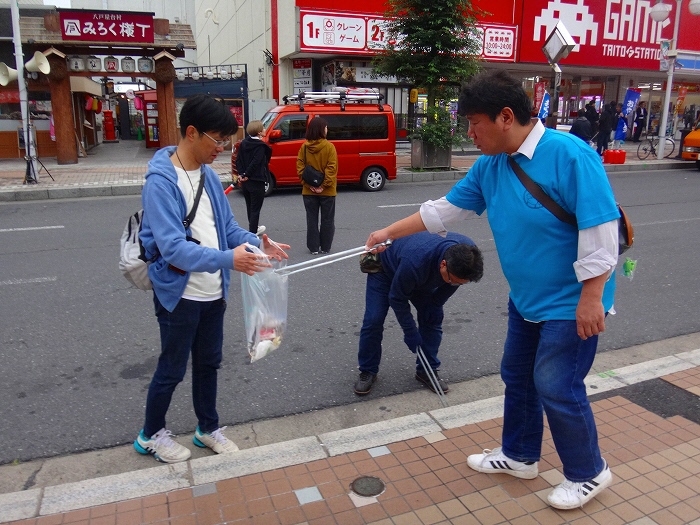 道路脇のごみを拾う写真