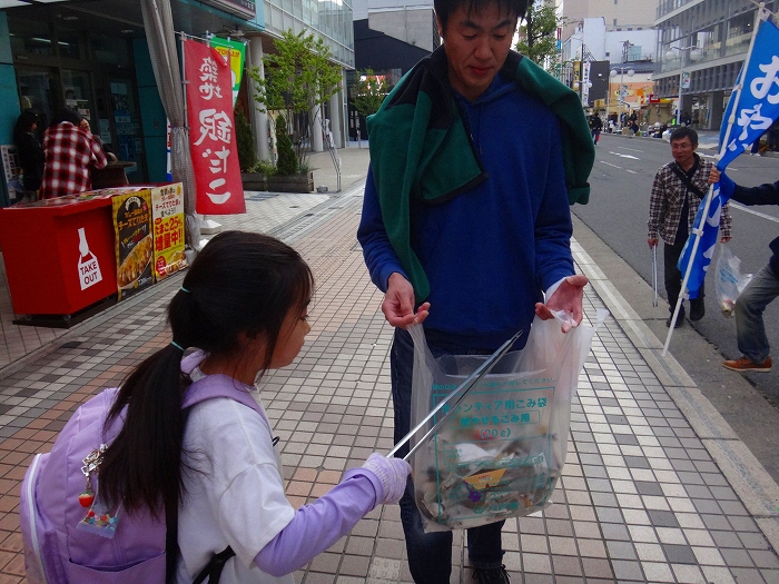 道路脇のごみを拾う写真2