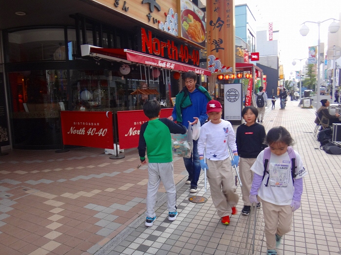 道路脇のごみを拾う写真 3