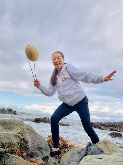 海岸のごみを拾う写真 1